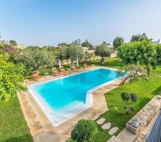 Beautiful home in Donnalucata with Outdoor swimming pool, WiFi and Swimming pool