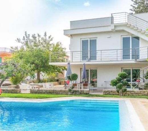 Beautiful home in Donnalucata with Outdoor swimming pool, WiFi and Swimming pool