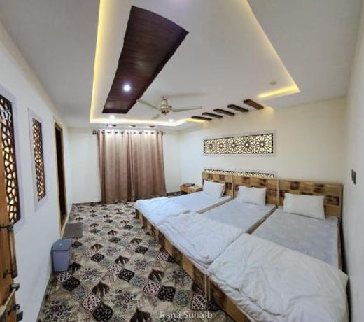 PYRAMID LODGE