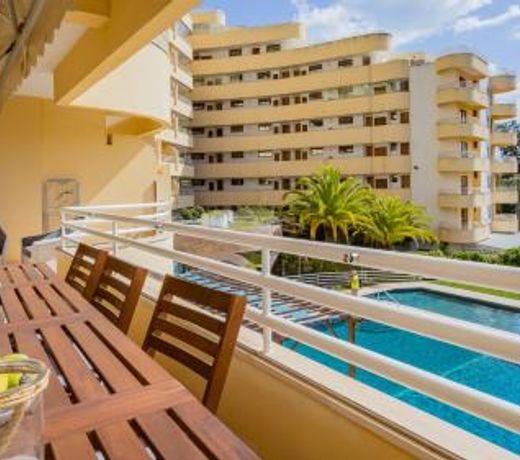 Marina 2BDR Apartment With Balcony & Pool - 5min from beach by LovelyStay