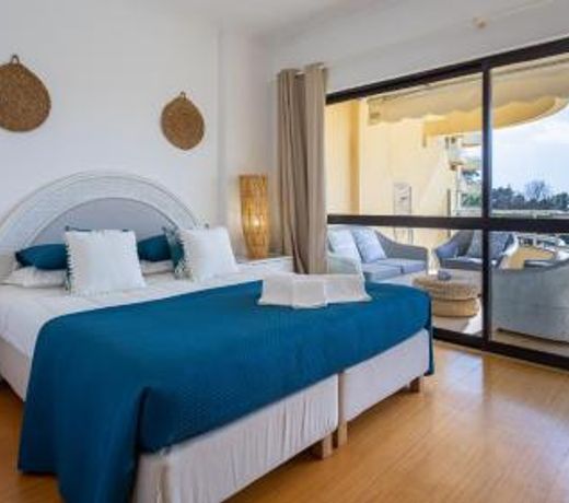 Marina 2BDR Apartment With Balcony & Pool - 5min from beach by LovelyStay
