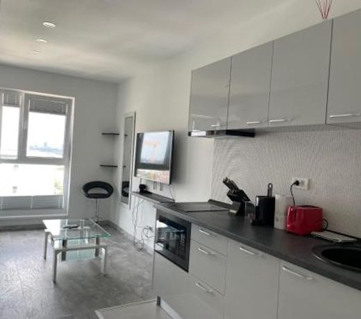 Cozy 2-Room Penthouse Lakeview W14