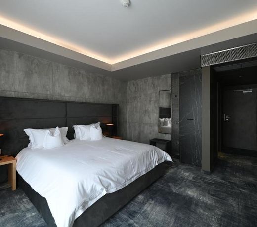 Aniroc Signature Hotel