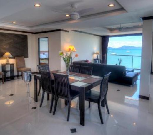 Emerald Beach-Front Apartments Fishermans Village