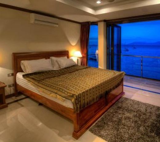 Emerald Beach-Front Apartments Fishermans Village