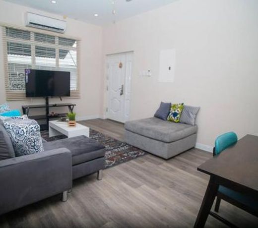 RayneBow Chateau - Chic City Getaway