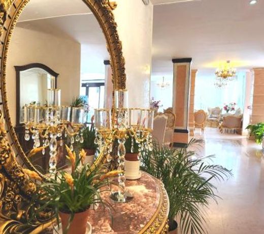 HOTEL ROYAL