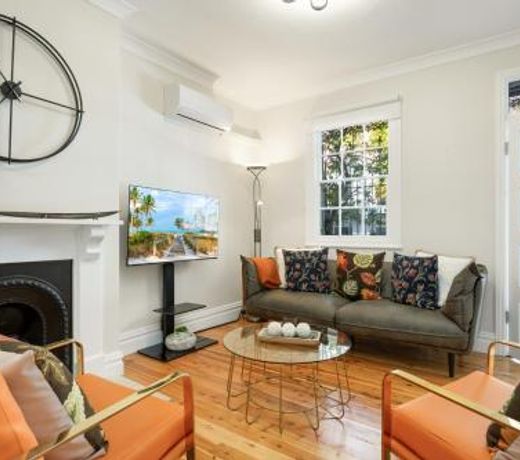 Beautiful 2-Bed Terrace House with Outdoor Areas