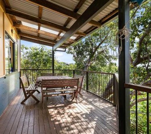 COASTING - Straddie Style Beach House