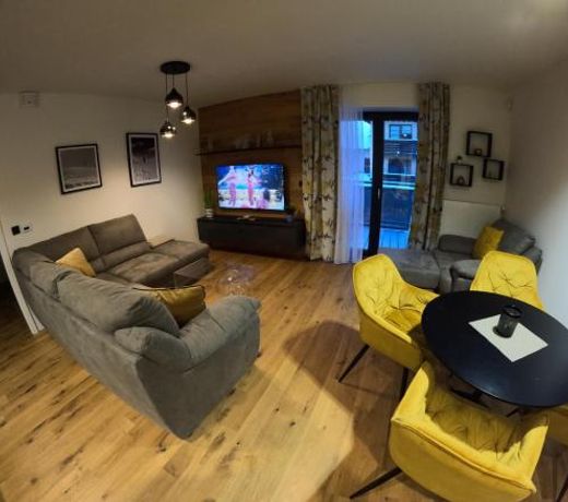 Luxusní apartmán GRAND v centru Harrachova se saunou, wallboxem EV, parkováním zdarma, Netflix a HBO, velkým balkonem a výhledem na Čertovu horu ,sjezdovku a skokanské můstky