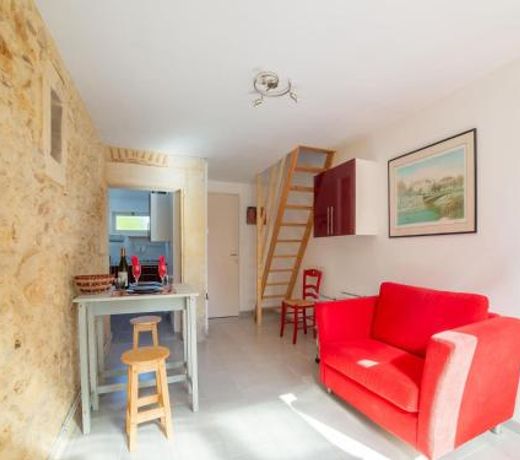 Snug holiday home in Bergerac with terrace