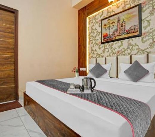 OYO Townhouse 1003 Hotel Sky 9