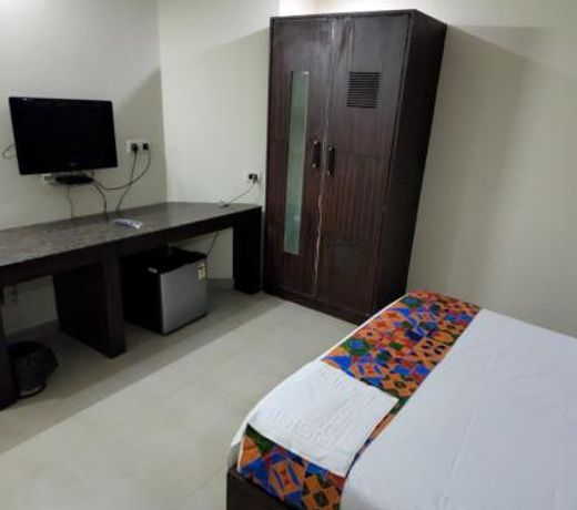 WesternSuites Hotel / Spa