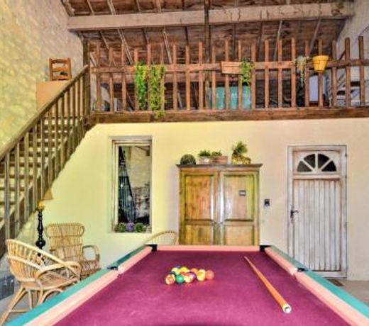 Awesome home in Tarascon with Outdoor swimming pool, WiFi and 7 Bedrooms