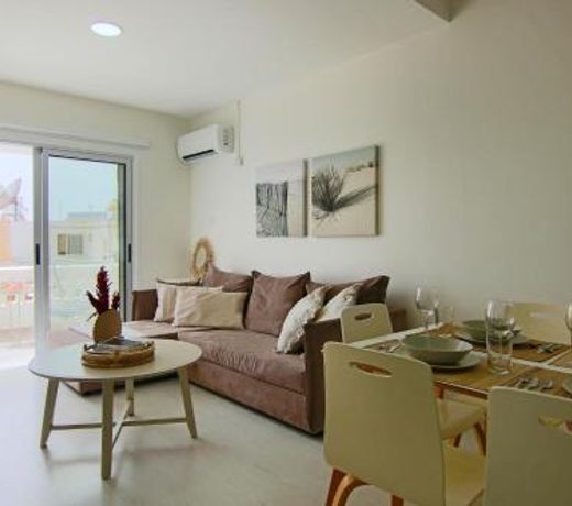 Phaedrus Living: City View Fountain Court 113