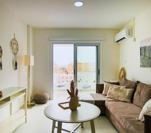 Phaedrus Living: City View Fountain Court 113