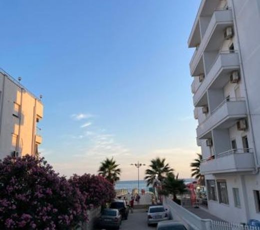Flors Apartments