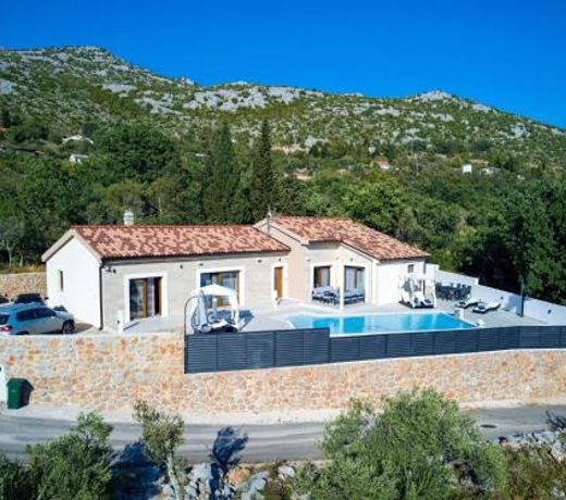 Amazing villa with pool and sea view surrounded by nature