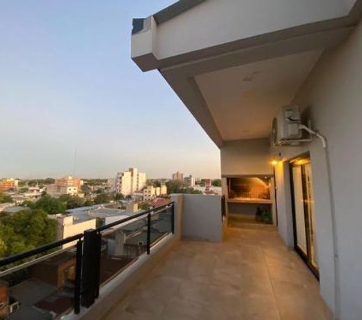 Departamento con gran balcÃ³n a la calle y parrilla