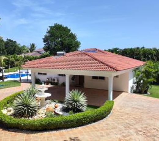 Luxury 4-Bedroom Villa with Heated Pool in Residencial Casa Linda