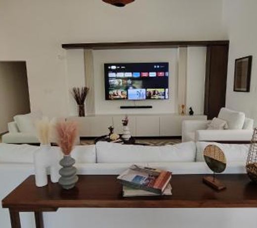Luxury 4-Bedroom Villa with Heated Pool in Residencial Casa Linda