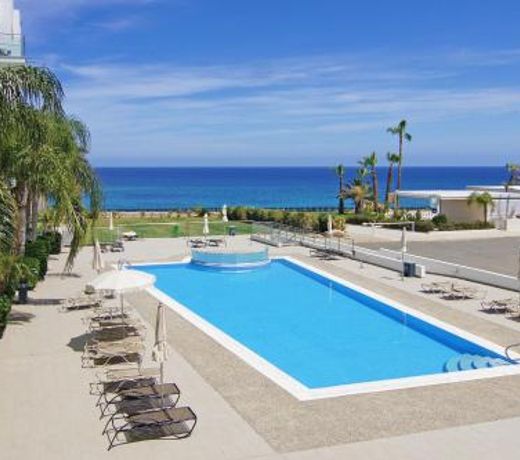 BECCA - Beachfront Apartment