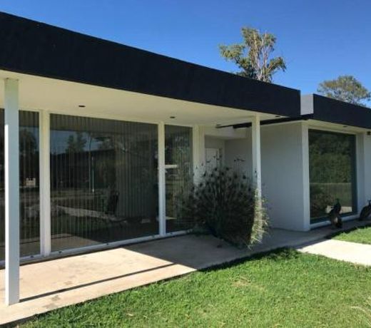 Casa frente al lago en barrio privado