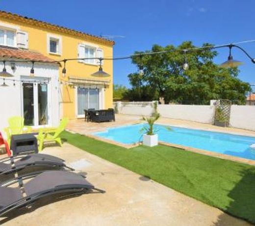 Awesome home in Pont-Saint-Esprit with WiFi, Indoor swimming pool and Private swimming pool