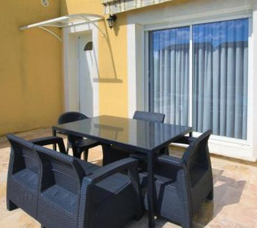 Awesome home in Pont-Saint-Esprit with WiFi, Indoor swimming pool and Private swimming pool