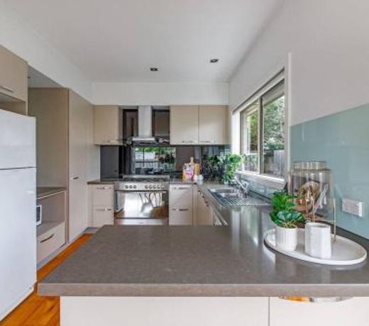 East Brighton Townhouse by Ready Set Host