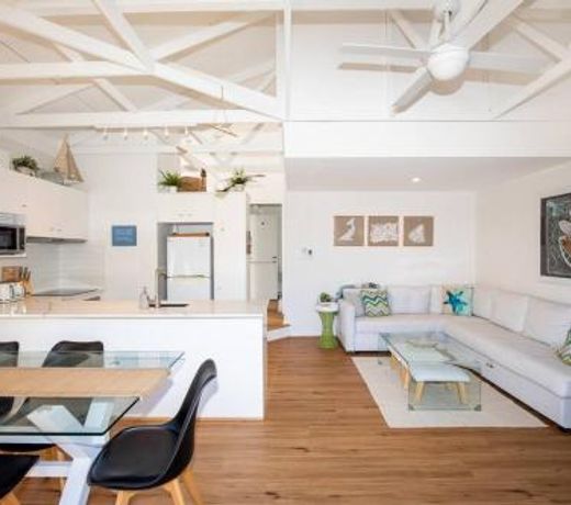 Straddie Breeze + beachside + pool + wifi