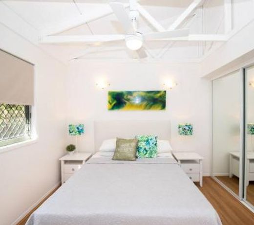 Straddie Breeze + beachside + pool + wifi