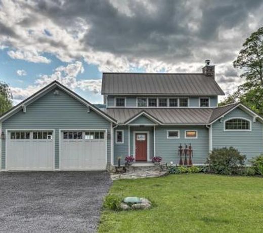 Lakefront Keuka Lake Apt with Seasonal Dock Access!