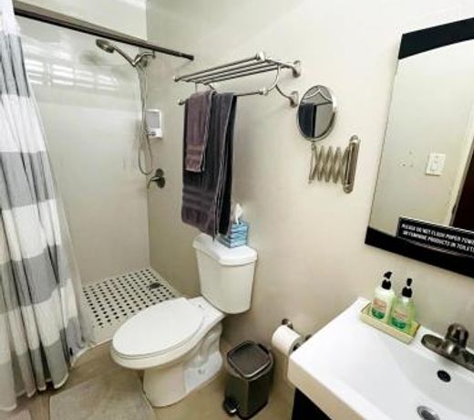 Cozy apartment with pkg and laundry. Pet friendly