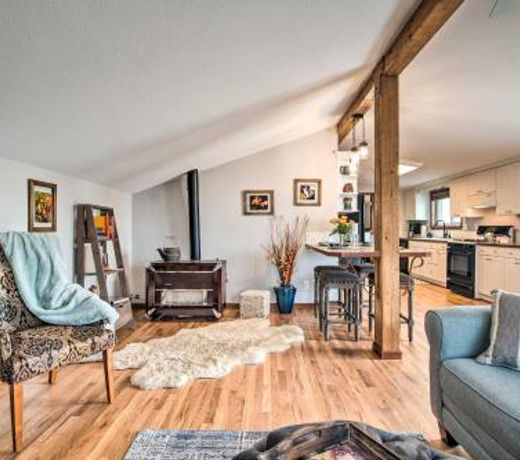 Lovely Barn Loft with Mountain Views on Horse Estate