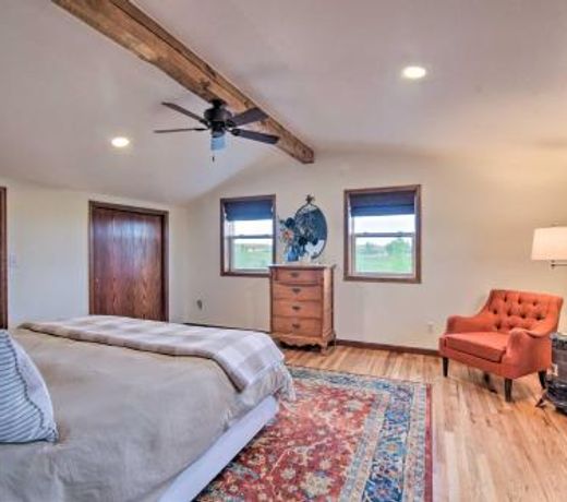 Lovely Barn Loft with Mountain Views on Horse Estate
