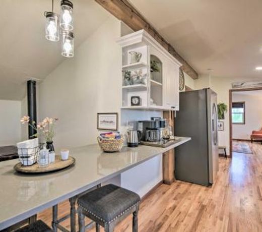 Lovely Barn Loft with Mountain Views on Horse Estate