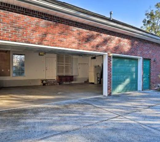 Spacious Milton House with Porch - on Golf Course!