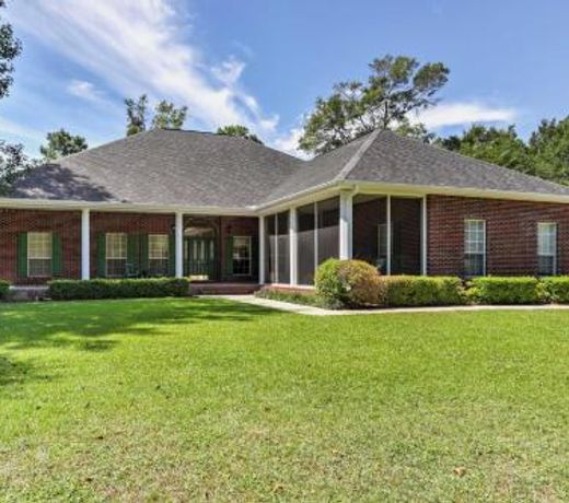 Spacious Milton House with Porch - on Golf Course!