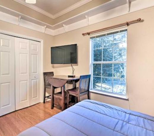 Spacious Milton House with Porch - on Golf Course!