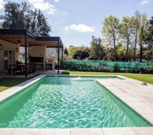 Divina casa con parque pileta en mini barrio cerrado.