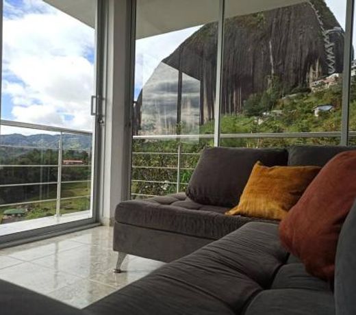 Linda casa con espectacular vista embalse y piedra