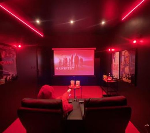 Suite cinema et jacuzzi prive