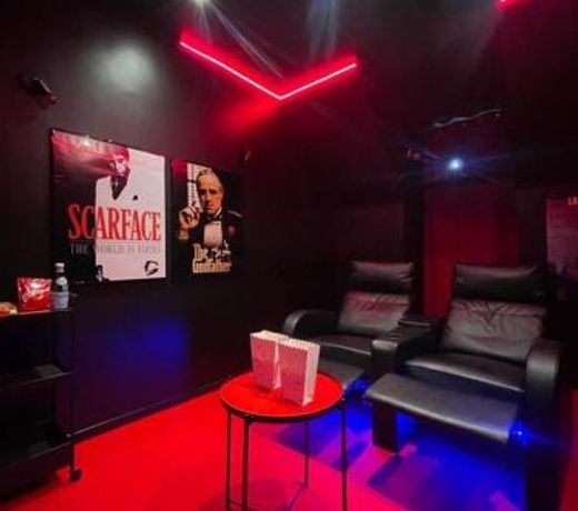 Suite cinema et jacuzzi prive