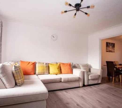 Cozy 3-Bedroom Home in Luton