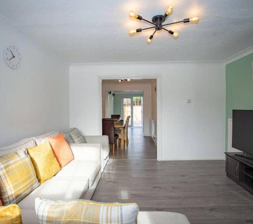 Cozy 3-Bedroom Home in Luton