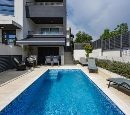 Villa Azzuro with jacuzzi and pool