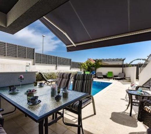 Villa Azzuro with jacuzzi and pool