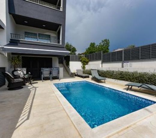 Villa Azzuro with jacuzzi and pool