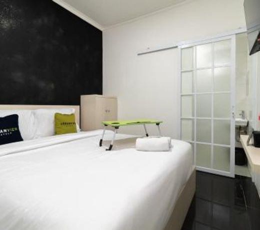 Urbanview Hotel Bizhome Artha Gading Boulevard